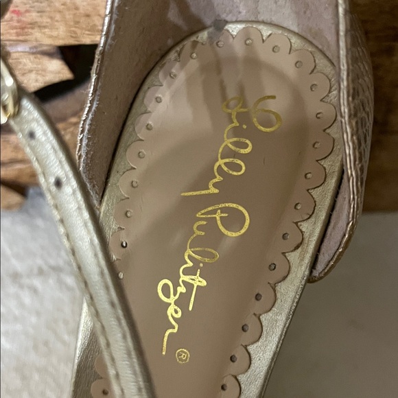 Lilly Pulitzer Metallic Gold Janie Wedges sz 7
Lilly02 - Picture 2 of 9